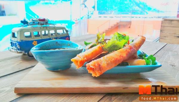 ต้องลอง! ช้างเซิร์ฟบาร์ ร้านชิลล์กลางกรุง โต้คลื่นความอร่อย