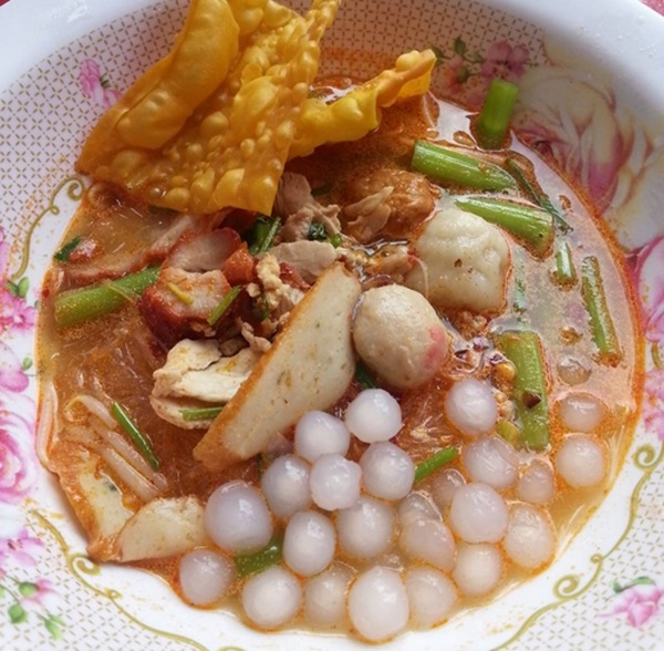 ไข่มุกต้มยำ : ร้านก๋วยเตี๋ยวชาติหน้า 15 เส้น ม.หอการค้า