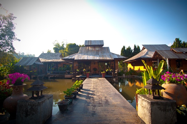 บ้านทุ่งละคร ออแกนิกส์ ฟาร์มสเตย์ by ภูซอมพอ