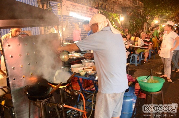ตะลุยเยาวราชตอนค่ำ ตระเวนหาของกินร้านอร่อย