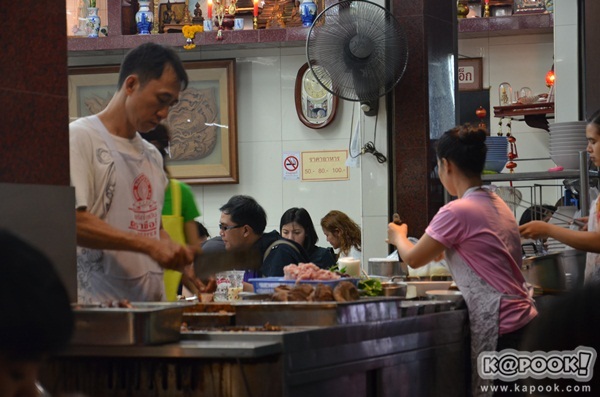 ตะลุยเยาวราชตอนค่ำ ตระเวนหาของกินร้านอร่อย