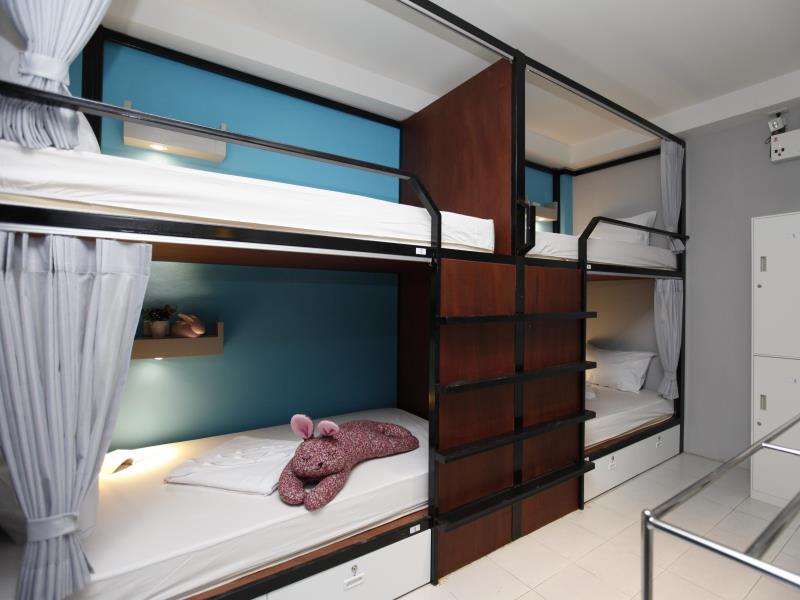 แอท ไนท์ โฮสเทล  (At Night Hostel)