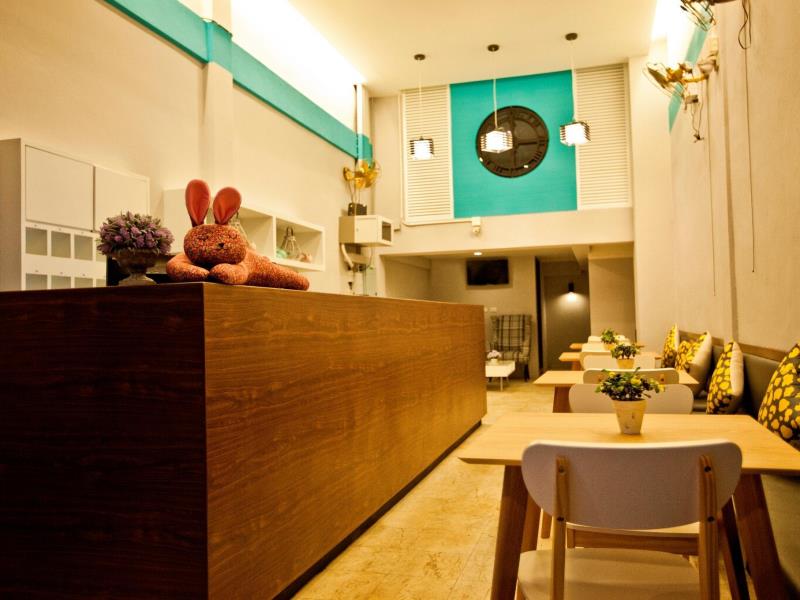 แอท ไนท์ โฮสเทล  (At Night Hostel)