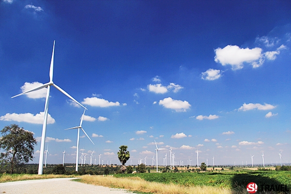 “ทุ่งกังหันลมห้วยบง“ แหล่งท่องเที่ยวพลังงานลม จ.นครราชสีมา