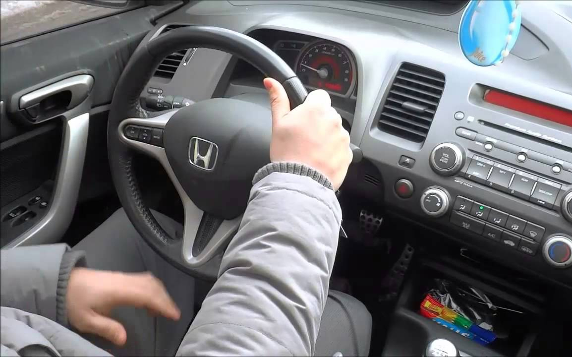 จับพวงมาลัยด้วยมือข้างเดียว