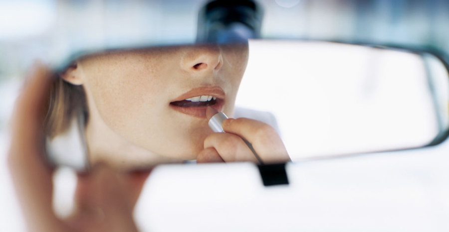 แต่งหน้าขณะขับรถ