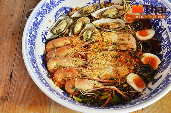 “โคตรสะใจ” ก๋วยเตี๋ยวชามยักษ์ ที่มีมากกว่า 20 อย่าง ในชามเดียว