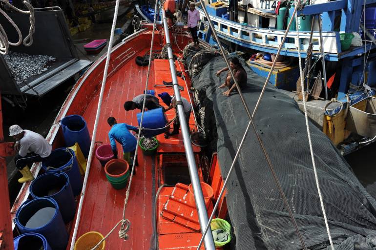 'นายก' ไล่บี้แก้แรงงานขาด-ยางตก-อุบัติเหตุชุม แนะหั่นเงินเดือนบิ๊ก 'รัฐวิสาหกิจ'