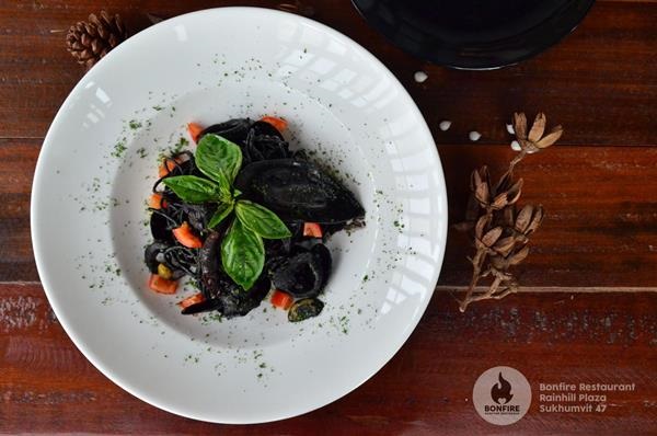 ฉลองเทศกาลแห่งความสุขนี้ที่รูฟท็อปใหม่ Bonfire