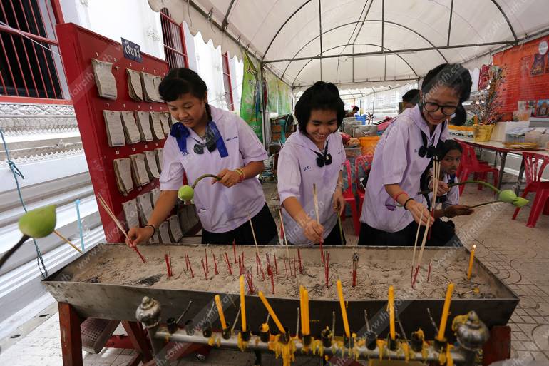 เด็กๆ มาไหว้พระ