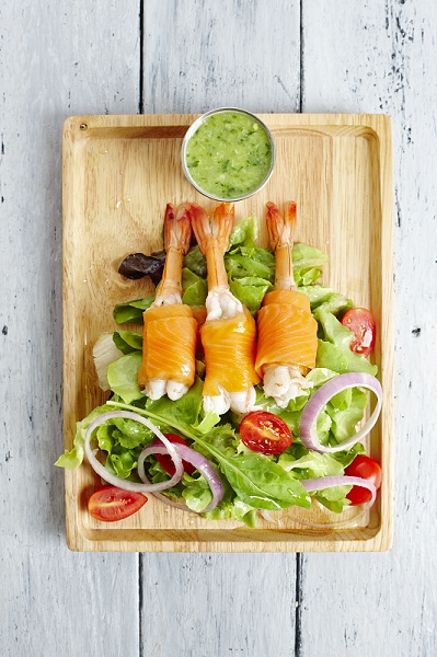 สลัดกุ้งพันแซลมอนซีฟู้ดวาซาบิ